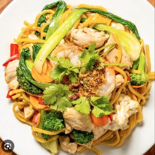 Makaron smażony z krewetkami i warzywami