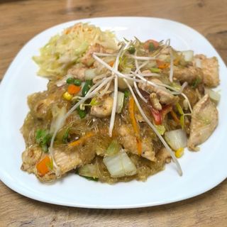 Makaron sojowy z kurczakiem i warzywami