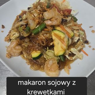 Makaron sojowy z krewetkami i warzywami