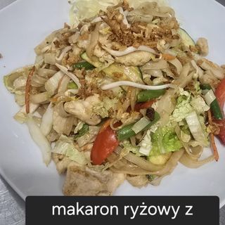 Makaron ryżowy z kurczakiem i warzywami