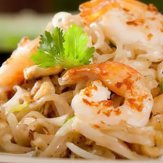 Makaron ryżowy z krewetkami i warzywami