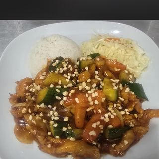 Kurczak z pieczarkami i orzeszkami ziemnymi