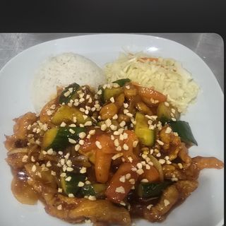 Wieprzowina z pieczarkami i orzeszkami ziemnymi