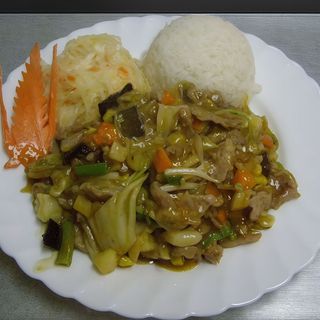 Wołowina z pieczarkami 
i orzeszkami ziemnymi