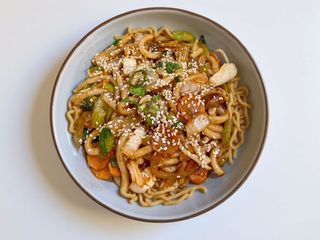 Makaron udon z warzywami