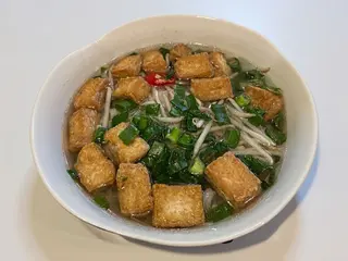 Zupa Pho z tofu