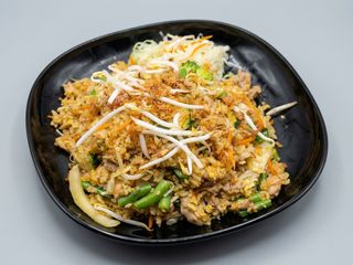 Ryż smażony z wieprzowiną i warzywami