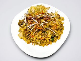 Ryż smażony z wołowiną i warzywami