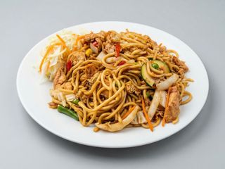 Makaron smażony z kaczką i warzywami