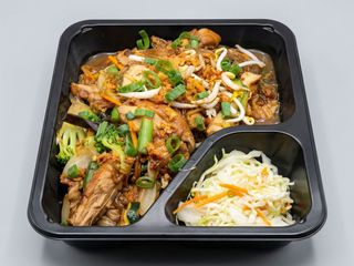 Makaron sojowy z kaczką i warzywami