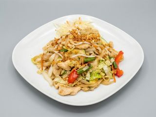 Makaron ryżowy z wieprzowiną i warzywami