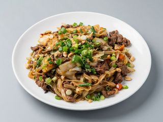 Makaron ryżowy z wołowiną i warzywami