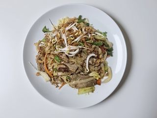 Makaron ryżowy z kaczką i warzywami