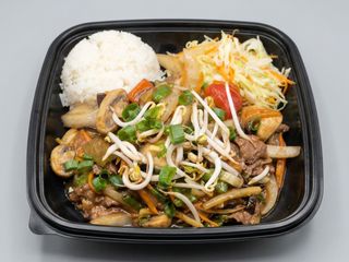 Wieprzowina z bambusem, kiełkami i grzybami mun