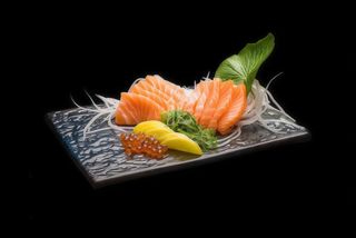 Sashimi z łososia mowi 10 plasterków