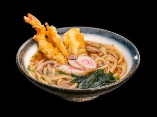 Udon z owocami morza w tempurze