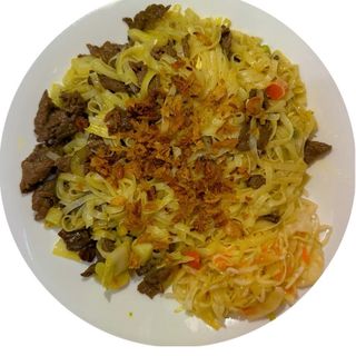 Makaron ryzowy z wołowiną