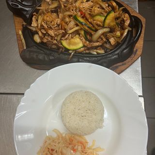 Kurczak na gorącym półmisku