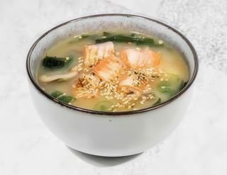 Zupa miso tofu i łosoś