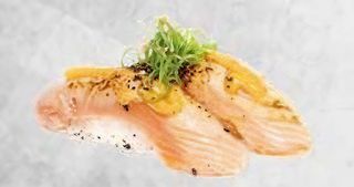 Nigiri łosoś palony 2szt