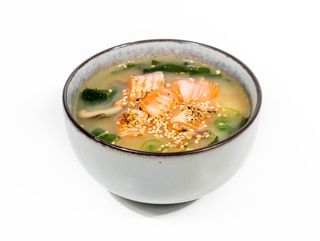 Zupa miso tofu i łosoś