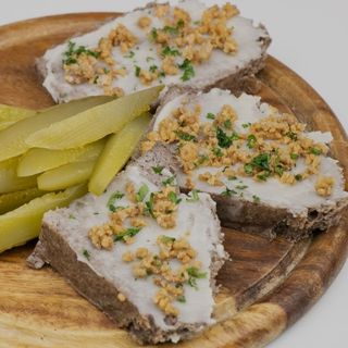 Pajda chleba z domowym smalcem i ogórkiem kiszonym