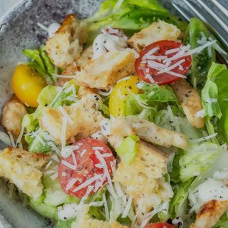 Cezar z kurczakiem i grzankami