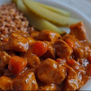 Gulasz wołowy z papryka i cebulką