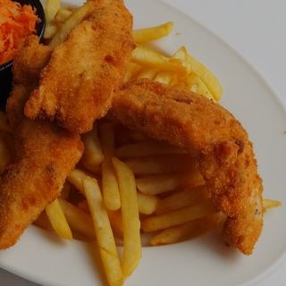 Fileciki z kurczaka z surówką i frytkami 