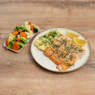 Łosoś z masłem czosnkowym i koperkiem