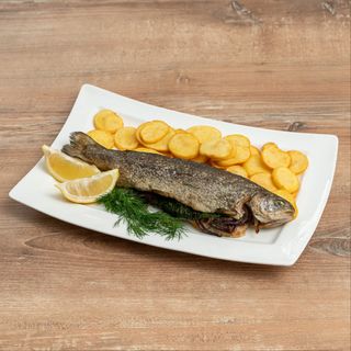 Pstrąg z pieca, talarki ziemniaczane, orzeźwiająca