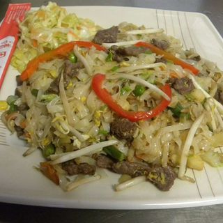 Makaron ryżowy z wołowiną