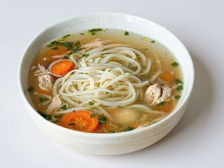 Rosół z makaronem sojowym