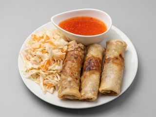 Sajgonki 3szt z surówką i sosem