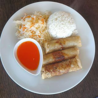 Sajgonki 3szt z ryżem surówka