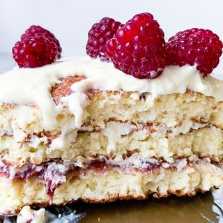 Pankejki z kremem kokosowym, serkiem waniliowym, wiórki kokosowe, płatkami migdałów