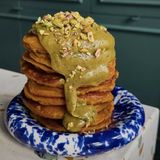 Pankejki z kremem pistacjowym, serkiem waniliowym, orzechami, musem malinowym oraz sesem białej czekolady