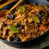 Bigos Staropolski ze śliwkami i pieczywkiem