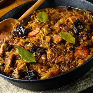 Bigos Staropolski ze śliwkami i pieczywkiem