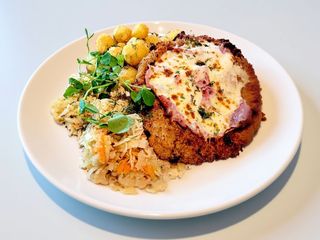 Kotlet szwajcar z szynką i serem