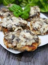 Filet panierowany pod pierzyną z pieczarkami