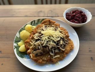 Schabowy z pieczarkami i żółtym serem