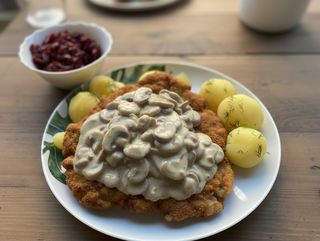 Schabowy z pieczarkami w śmietanie