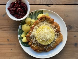 Schabowy z ananasem i żółtym serem