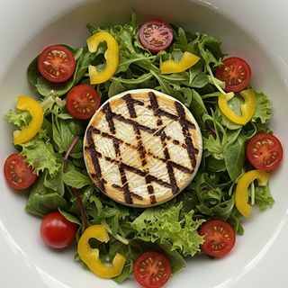 Sałatka z grillowanym camembertem