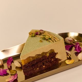 Tort Pistacjowy Z Musem Pomarańczowo-Limonkowym - Porcja