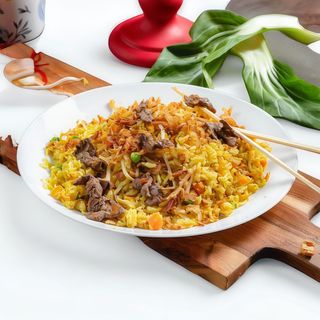 71. Ryż smażony z wołowiną