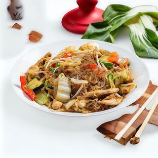 84a. Makaron sojowy z kurczakiem i warzywami