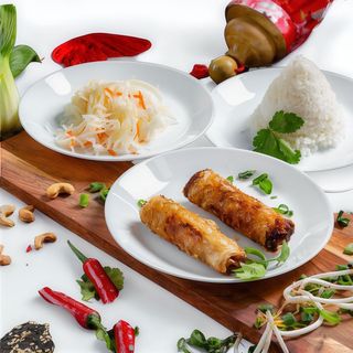 3. Sajgonki 2szt. z surówką i białym ryżem