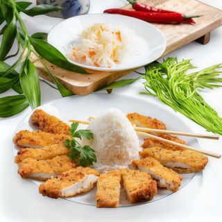 38. Kurczak w cieście sezamowym, surówka